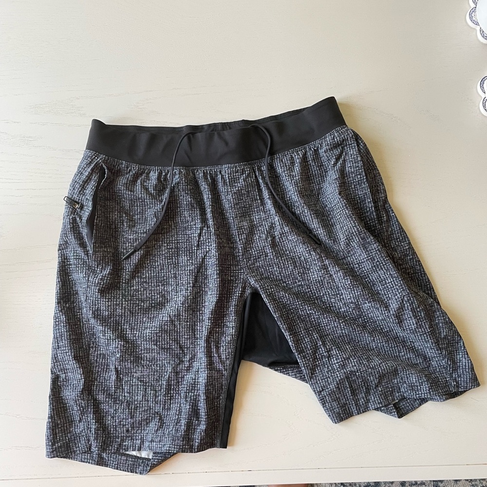 Lululemon THE Linerless grey patterned shorts size LARGE 9”